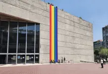 Reinstalación de la bandera LGBTTTIQ+ en Infonavit