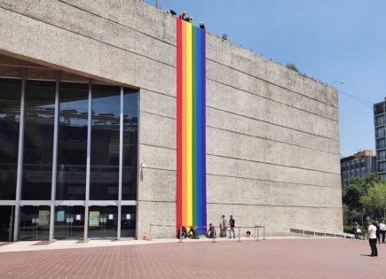 Reinstalación de la bandera LGBTTTIQ+ en Infonavit
