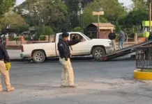 Dejan cuerpos en una camioneta en la plaza principal de Rioverde