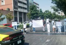 Estudiantes bloquean avenida Carranza, de Uresti a Tomasa Estévez Estudiantes bloquean avenida Carranza, de Uresti a Tomasa Estévez