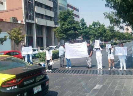 Estudiantes bloquean avenida Carranza, de Uresti a Tomasa Estévez