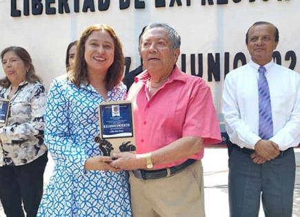 Homenajean a periodistas