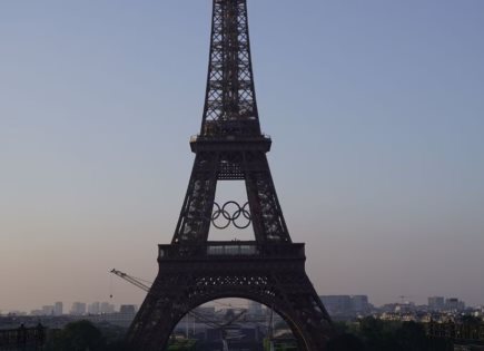 Llegada de los Anillos Olímpicos a la Torre Eiffel de París 2024