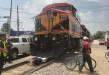 Motociclista evita ser arrollado por el tren en Las Terceras