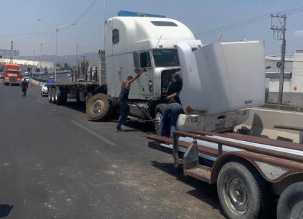 Se desprende remolque de camioneta en Anillo Periférico