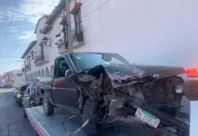 Chocan dos camionetas de frente en puente Universidad