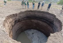 Socavón de gran magnitud en Tlapa de Comonfort, Guerrero