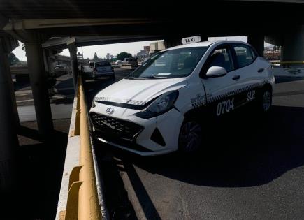 Conductor resulta ileso tras accidente en distribuidor Ju&aacute;rez