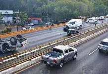 Video | Choque con volcadura en puente de Mariano Jim&eacute;nez y Salvador Nava