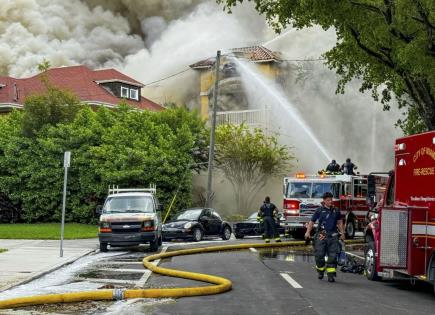 Gran Incendio en Complejo de Apartamentos en Miami