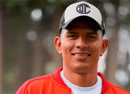 Jes&uacute;s Gallardo recibe ovaci&oacute;n en vuelo comercial