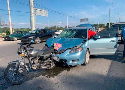 Mujer resulta herida en choque de carro y moto
