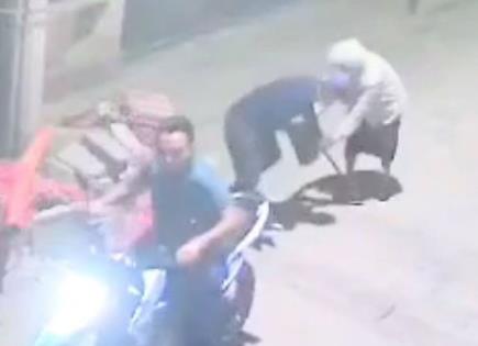 Desalmados sujetos en moto atracan a ancianita