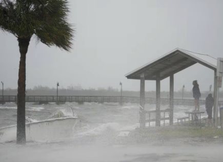 Florida enfrenta fuertes lluvias y consecuencias: Inundaciones, tornados y cancelaciones