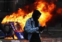 Fotogaler&iacute;a | Manifestantes y polic&iacute;as chocan frente al Senado de Argentina por proyecto clave de Milei: