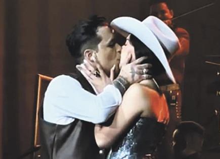 Nodal y Ángela se besan en el escenario