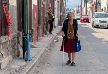 Poste a media banqueta, un riesgo para vecinos de San Miguelito (video)