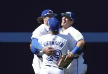 Azulejos de Toronto se imponen a Guardianes en un emocionante juego de b&eacute;isbol