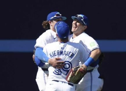 Azulejos de Toronto se imponen a Guardianes en un emocionante juego de béisbol