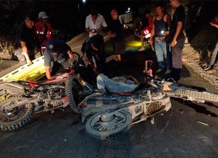 Chocan dos motociclistas; uno fallece