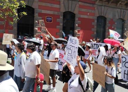 Estudiantes marchan contra autoridades de la UASLP exigiendo la renuncia de la directora del Hábitat