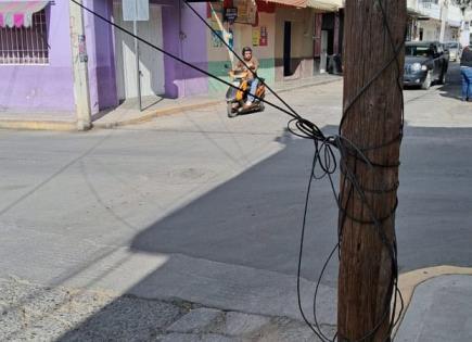 Cables de televisora tirados, peligro para peatones y vehículos