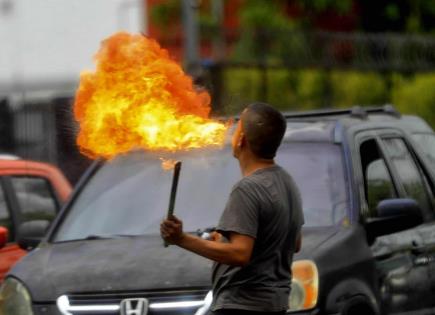 Hombre causa conmoción al lanzar fuego en semáforo de Tegucigalpa