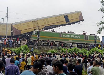 Tragedia en India: Choque de trenes con víctimas
