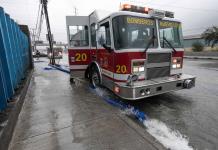 Bomberos trabajan para controlar inundaciones en Monterrey