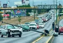 Fuerte choque cerca de Distribuidor Ju&aacute;rez deja da&ntilde;os en tres veh&iacute;culos