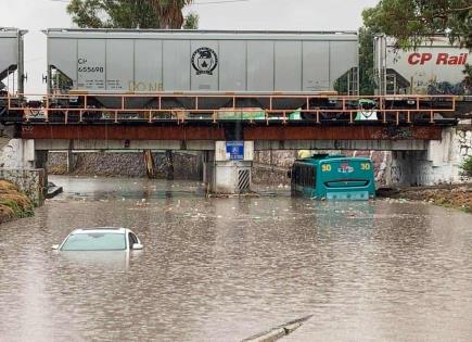 Fuertes lluvias dejan camión y auto atorados en Río Españita