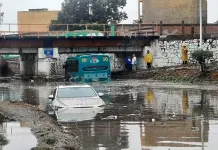 Primeras lluvias anegaron  calles y pasos a desnivel