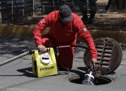 Avanza la limpieza de drenajes en colonias afectadas por olor a combustible en Gustavo A. Madero