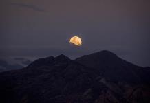 Fotografía de la Luna Llena en La Paz, Bolivia