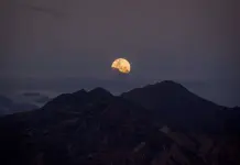 Fotografía de la Luna Llena en La Paz, Bolivia