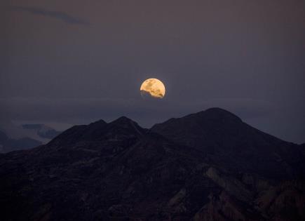 Fotografía de la Luna Llena en La Paz, Bolivia