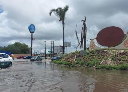 Sufren negocios y residentes de Hacienda de Los Morales inundaciones por lluvias