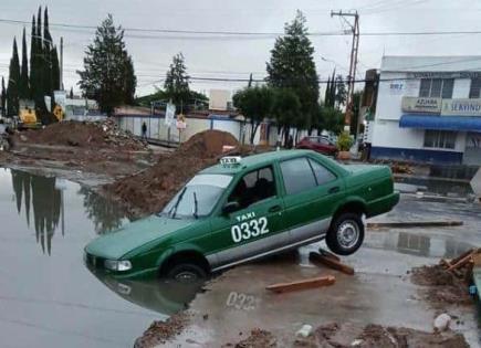 Cae taxista en hoyanco de obras del colector en Cactus