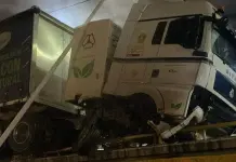 Chofer de cami&oacute;n sufre aparatoso accidente en Anillo Perif&eacute;rico