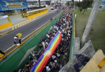 Desfile por el Orgullo Gay y la lucha contra la violencia en Ecuador