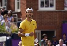 Lorenzo Musetti y Tommy Paul en la final del Queens Club