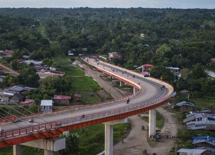 Proyecto carretero y puente en la Amazonía peruana