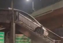 Video | Con su auto, intent&oacute; cruzar puente peatonal en Naucalpan
