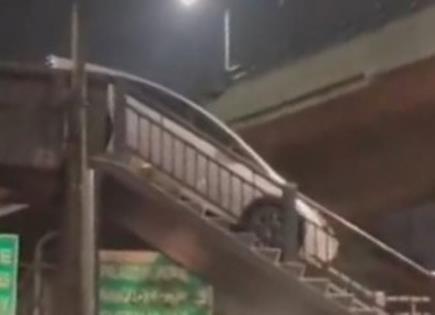 Video | Con su auto, intentó cruzar puente peatonal en Naucalpan