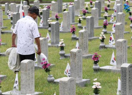 Visita conmemorativa al cementerio de Seúl