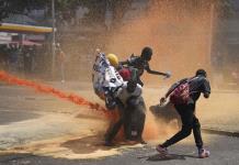 Manifestantes irrumpen en sede del Parlamento en Kenia