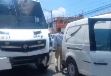 Chofer de cami&oacute;n choca y se da a la fuga