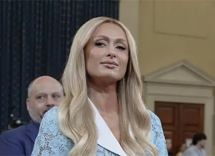 Paris Hilton se viste de princesa en premier de su documental