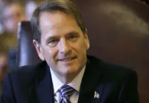 Esc&aacute;ndalo por despido de maestra en Nueva Hampshire por caso de aborto