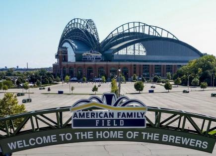 Desperfecto en escalera mec&aacute;nica del estadio de Milwaukee deja 11 heridos